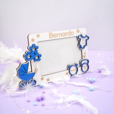 Moldura personalizada para bebé com decoração azul e branca e texto Bernardo