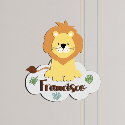 Enfeite decorativo com leão e texto Francisco pendurado na parede