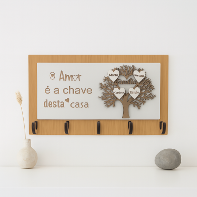 prateleira de parede madeira clara com placa branca e texto O Amor é a chave desta casa e ganchos pretos