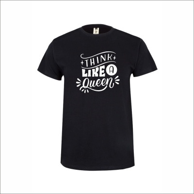 T-shirt preta com estampa branca THINK LIKE A Queen e gola redonda