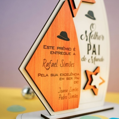 Placa decorativa de madeira para pai com texto e chapéu