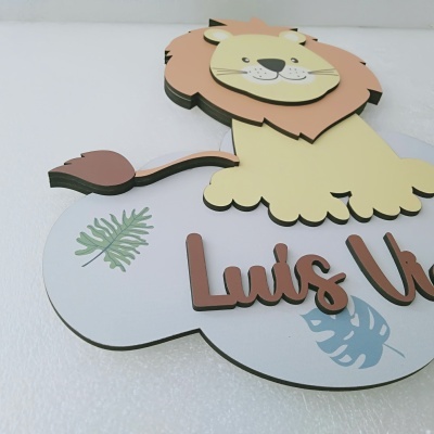 Placa decorativa em madeira com leão e texto Luís