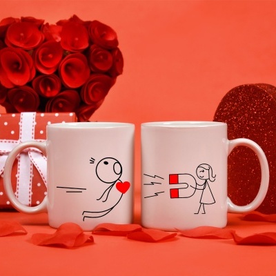 Canecas brancas com desenhos de stick figures e corações em fundo vermelho com pétalas e presentes.