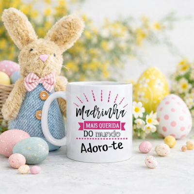 Caneca com texto para madrinha, ovos decorativos e coelho de pelúcia em ambiente primaveril