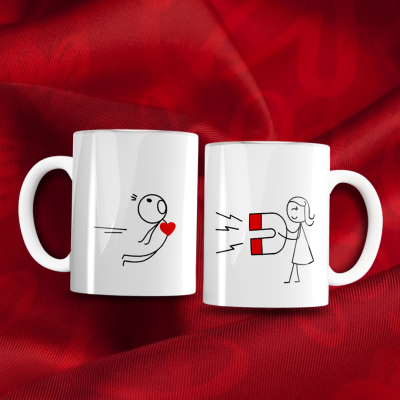 Duas canecas brancas com ilustrações minimalistas preto e vermelho