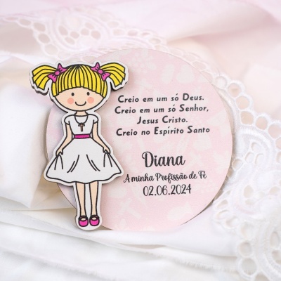 Cartão redondo cor-de-rosa com texto e personagem de menina com vestido branco e cabelo amarelo, sobre fundo branco rendado.