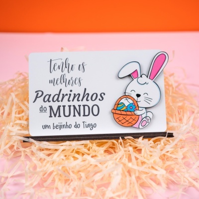Cartão decorativo branco com coelho e texto em português em fundo rosa e laranja