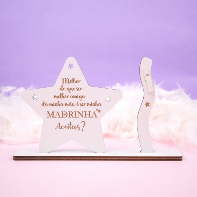 Placa decorativa em forma de estrela branca com texto para madrinha e fundo lilás