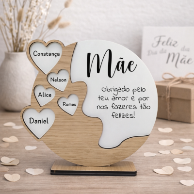 Placa decorativa com corações e texto para o Dia da Mãe em madeira e branco