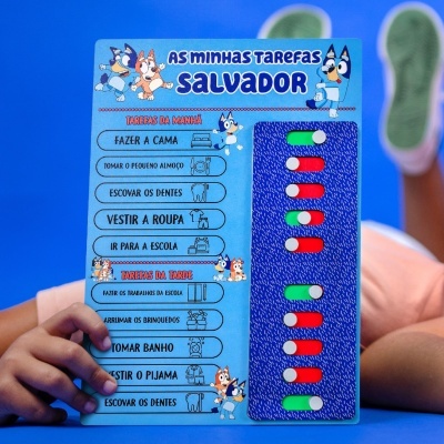 Plano de tarefas infantil azul com texto em português e interruptores coloridos para marcar tarefas cumpridas.