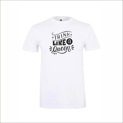 T-shirt branca com impressão preta a dizer THINK LIKE A Queen