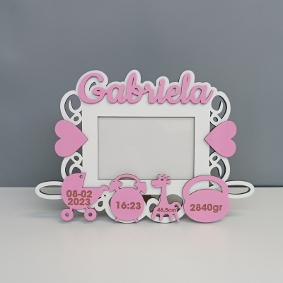 Moldura branca com detalhes rosa e nome Gabriela para foto de bebé.