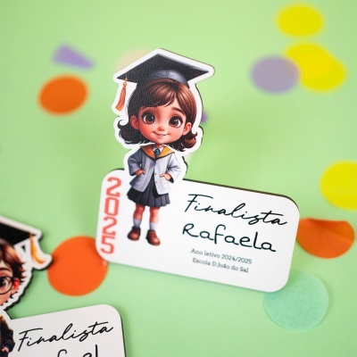 Cartão com ilustração de criança em traje de formatura sobre fundo verde com pontos coloridos.