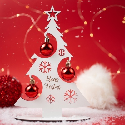 Árvore de Natal decorativa branca com esferas vermelhas e texto Boas Festas