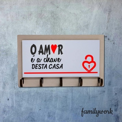Suporte de madeira para chaves com placa branca e texto amor e coração