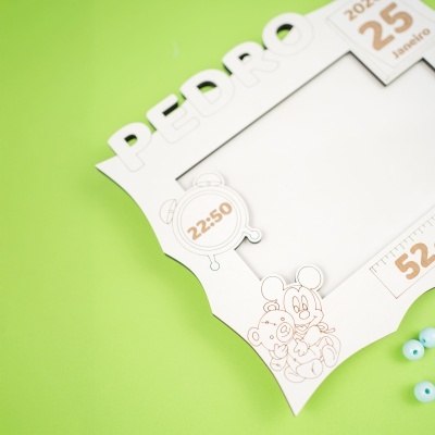 Calendário de papel branco com ilustração e data 25 Janeiro 2024 sobre fundo verde