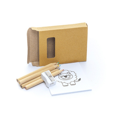 Conjunto de lápis de cor com apontador e bloco de papel com desenho