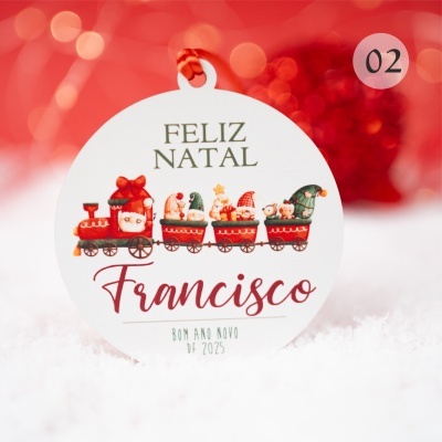 Etiqueta de Natal branca redonda com texto e desenho de comboio e personagens natalícias