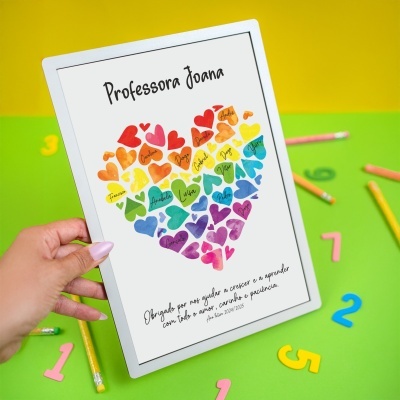 Placa personalizada para professora com coração colorido e nomes