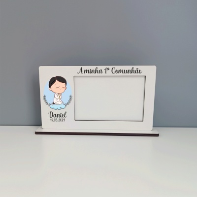 Porta-retrato branco com ilustração de menino e texto para primeira comunhão