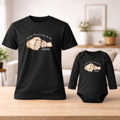 T-shirt preta para adulto e body preto para bebé com design de mãos e texto em português.