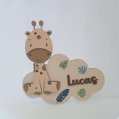 Decorativo de parede em madeira com girafa e nome Lucas