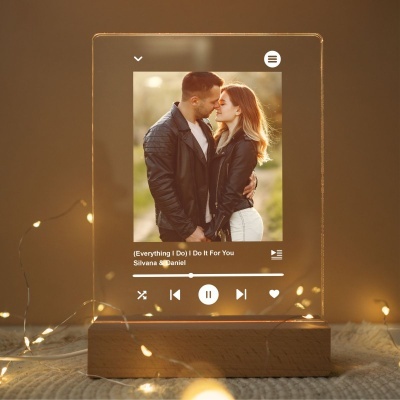 Placa de acrílico com imagem personalizada e interface de música digital