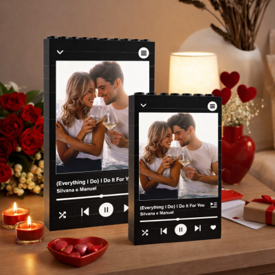 Dois porta-retratos estilo pixel art com foto de casal e texto de música íntima numa mesa com decoração romântica.
