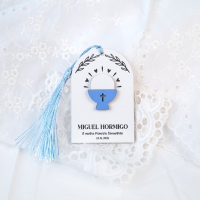 Etiqueta com símbolo de cálice azul e tassel azul claro sobre tecido branco bordado