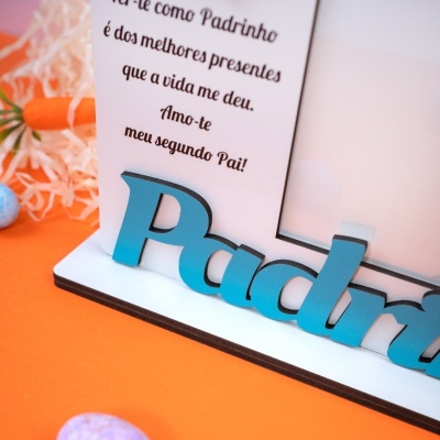 Placa decorativa com mensagem para padrinho em fundo laranja e letras azuis 3D