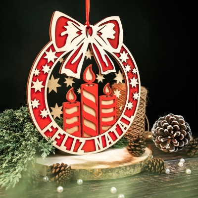 Enfeite de Natal em madeira com velas, estrelas e laço vermelho com texto FELIZ NATAL