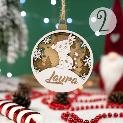 Enfeite de Natal circular em madeira com desenho de gato e nome Laura