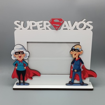 Moldura de foto branca com texto e figuras de avós super-heróis.