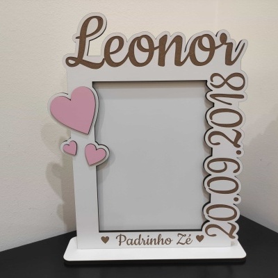 Moldura de fotografia branca personalizada com nome, data, e corações cor-de-rosa