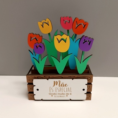 Decoração de flores coloridas em madeira com mensagem para mãe em placa branca