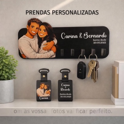 Prenda personalizada com ilustração de casal e nomes em porta-chaves e suporte para chaves
