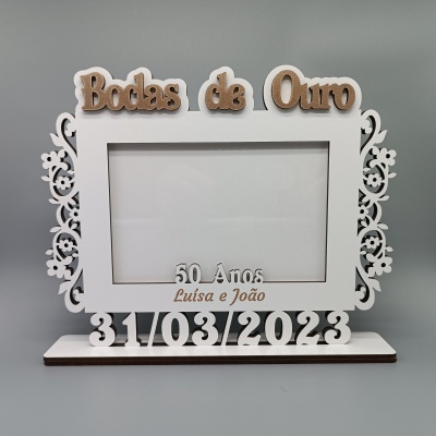Moldura decorativa branca com texto Bodas de Ouro e data 31/03/2023