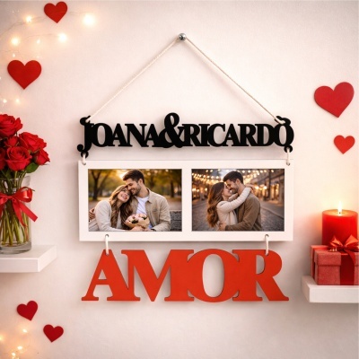 Placa decorativa com nomes Joana & Ricardo, fotos de casal e palavra AMOR em decoração romântica
