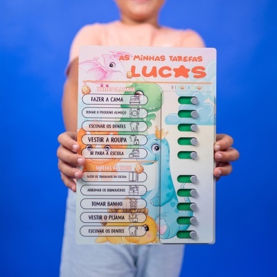 Quadro de tarefas infantil de madeira com desenhos de dinossauros e lista de tarefas em português