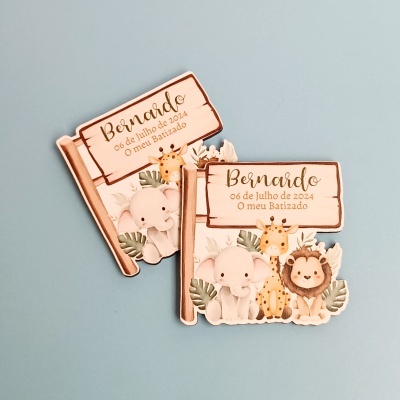 Cartões decorativos para batizado com ilustração de elefante, girafa e leão e texto em português.