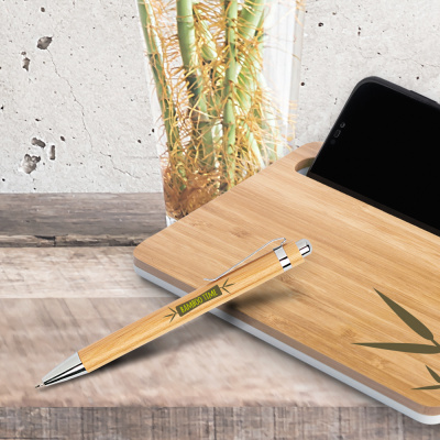 Caneta de madeira com base de madeira e smartphone próximo