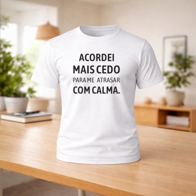 T-shirt branca com texto ACORDEI MAIS CEDO PARA ME ATRASAR COM CALMA