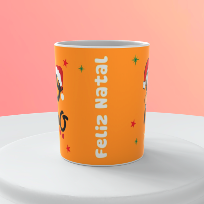 Caneca laranja de cerâmica com texto Feliz Natal e estrelas coloridas