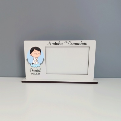 Porta-retrato branco para primeira comunhão com desenho de menino a rezar e texto personalizado