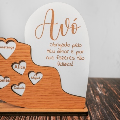 Objeto decorativo em madeira com texto e corações recortados com nomes