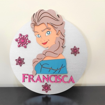 Placa decorativa redonda em madeira com personagem animada e nome FRANCISCA