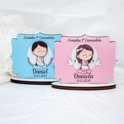 Dois cartões madeira 1ª Comunhão azul menino Daniel e rosa menina Daniela com data 19.05.2024