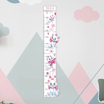 Adesivo medidor de altura com gatos brancos e detalhes cor-de-rosa numa parede decorada com nuvens e montanhas em tons pastel