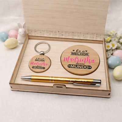 Conjunto de presente Madrinha em caixa de madeira com chaveiro, porta-copos e caneta
