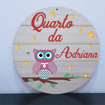 Placa decorativa redonda de madeira com coruja, estrelas e texto em vermelho